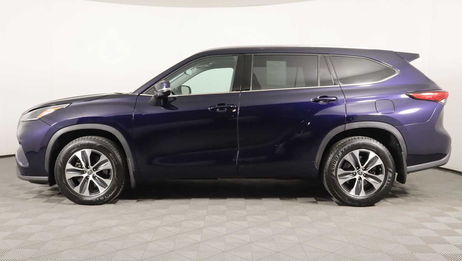 used 2021 Toyota Highlander car, priced at $32,046