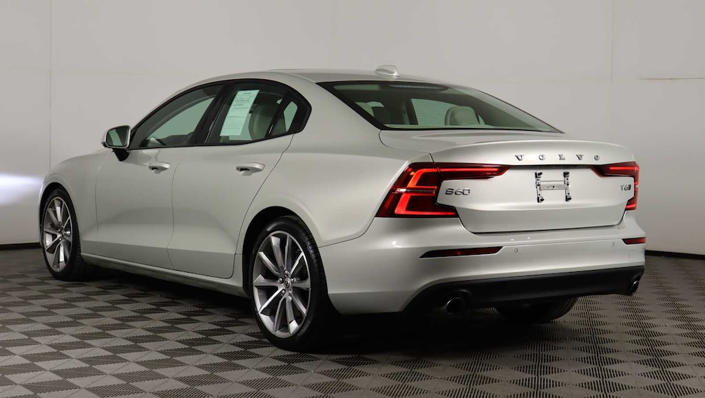 Used 2020 Volvo S60 T6 Momentum Sedan