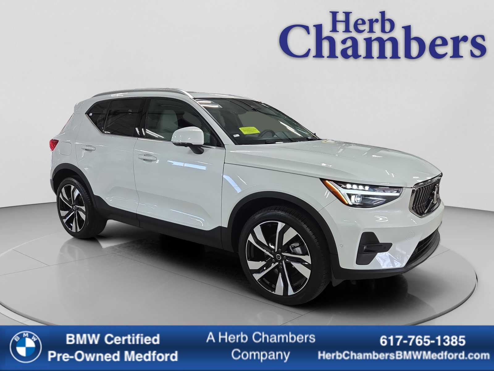 Crystal White Pearl 2025 Volvo XC40 B5 Plus Bright Theme AWD SUV / Crossover All-Wheel Drive Automatic