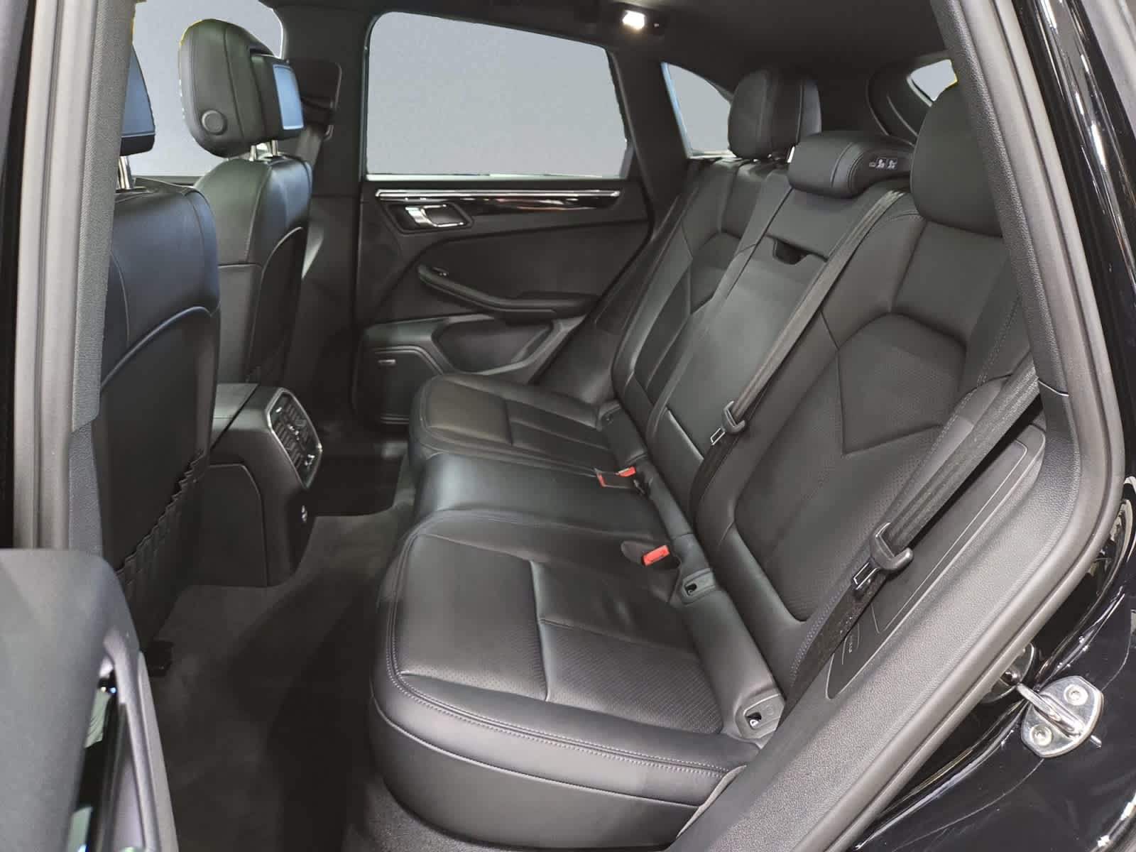 2025 Porsche Macan T - Photo 19