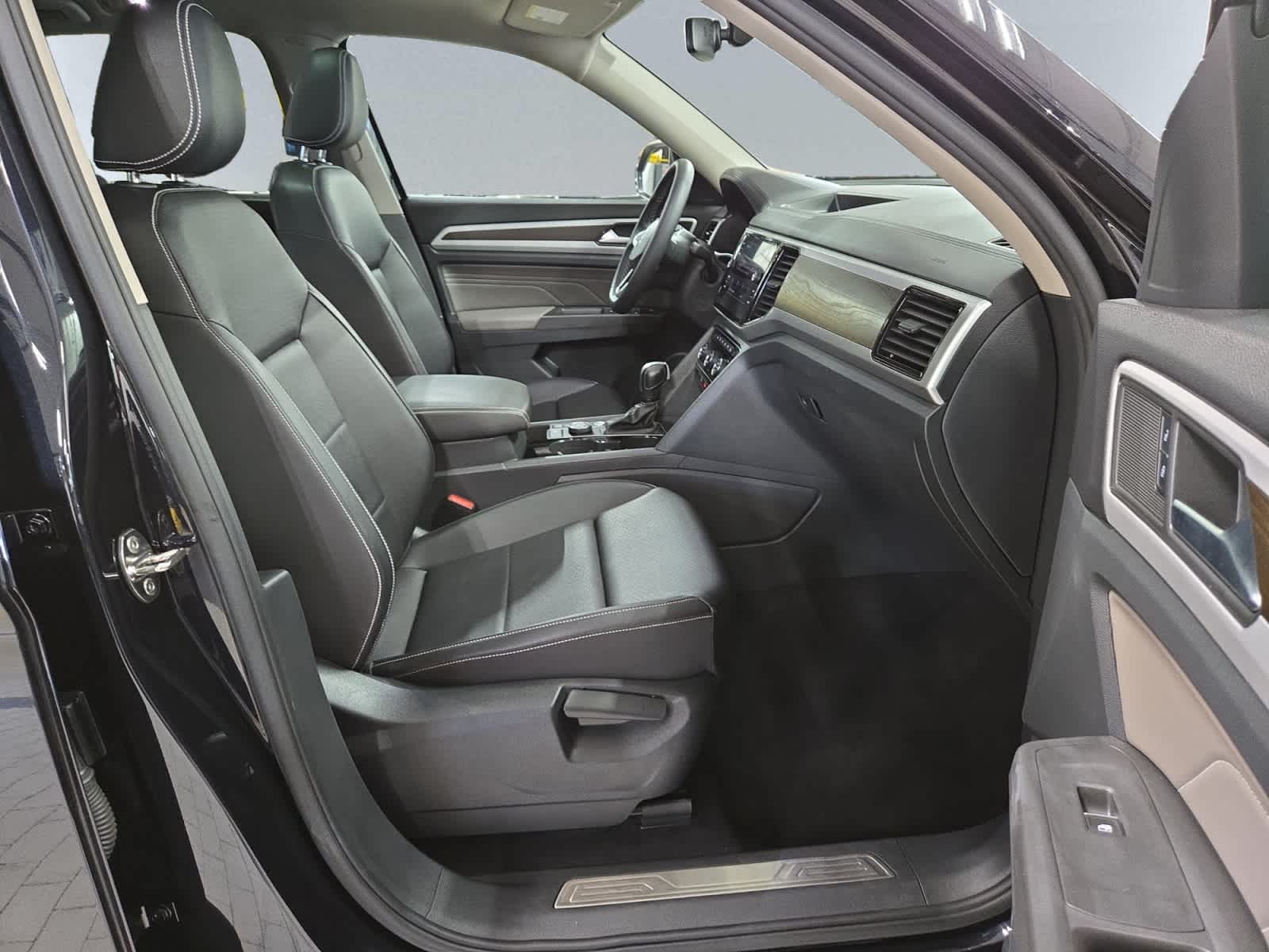 2023 Volkswagen Atlas SE w/Tech - Photo 20