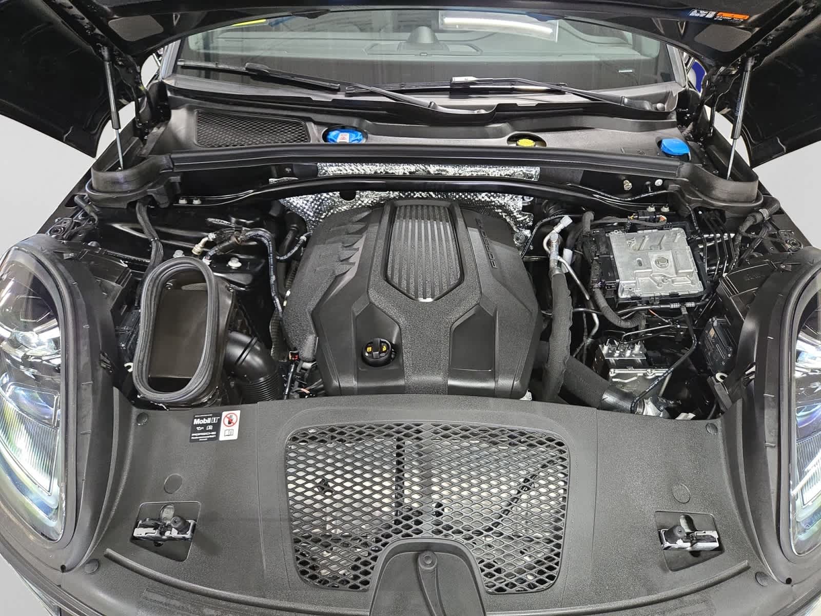 2025 Porsche Macan T - Photo 8