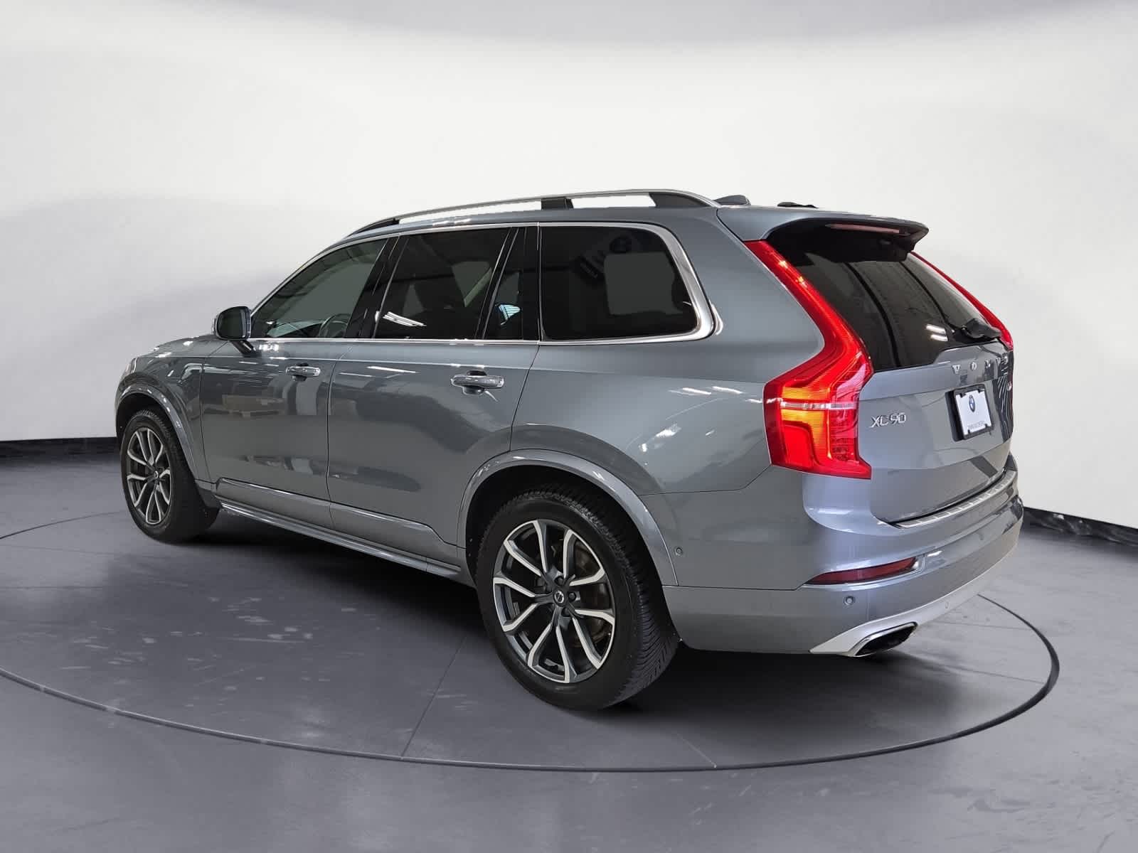 2018 Volvo XC90 T6 AWD Momentum photo 3