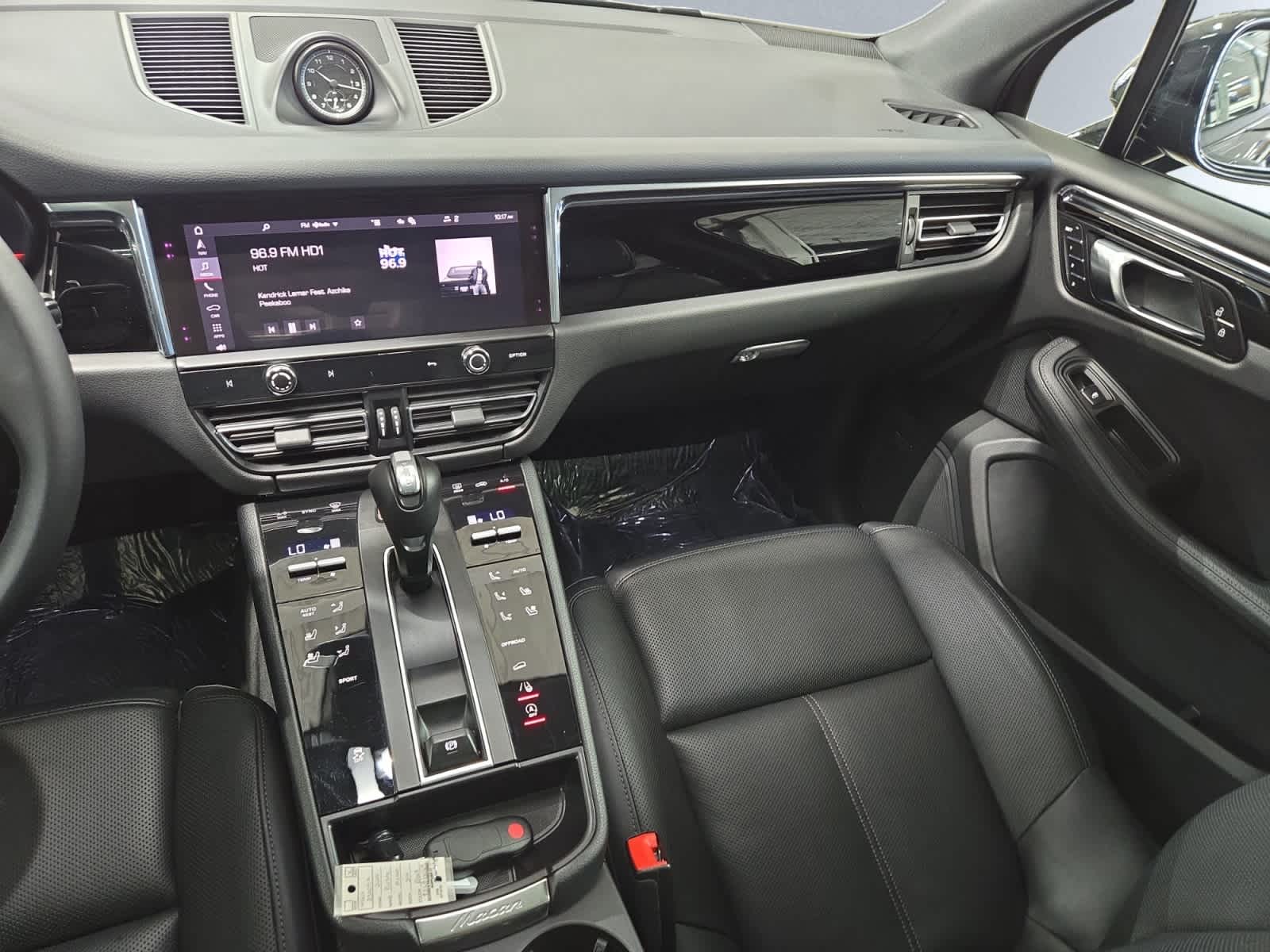 2025 Porsche Macan T - Photo 17