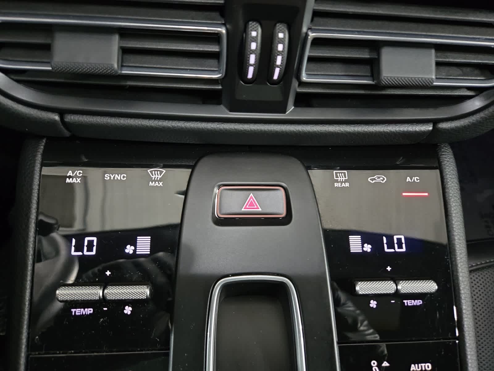 2025 Porsche Macan T - Photo 26