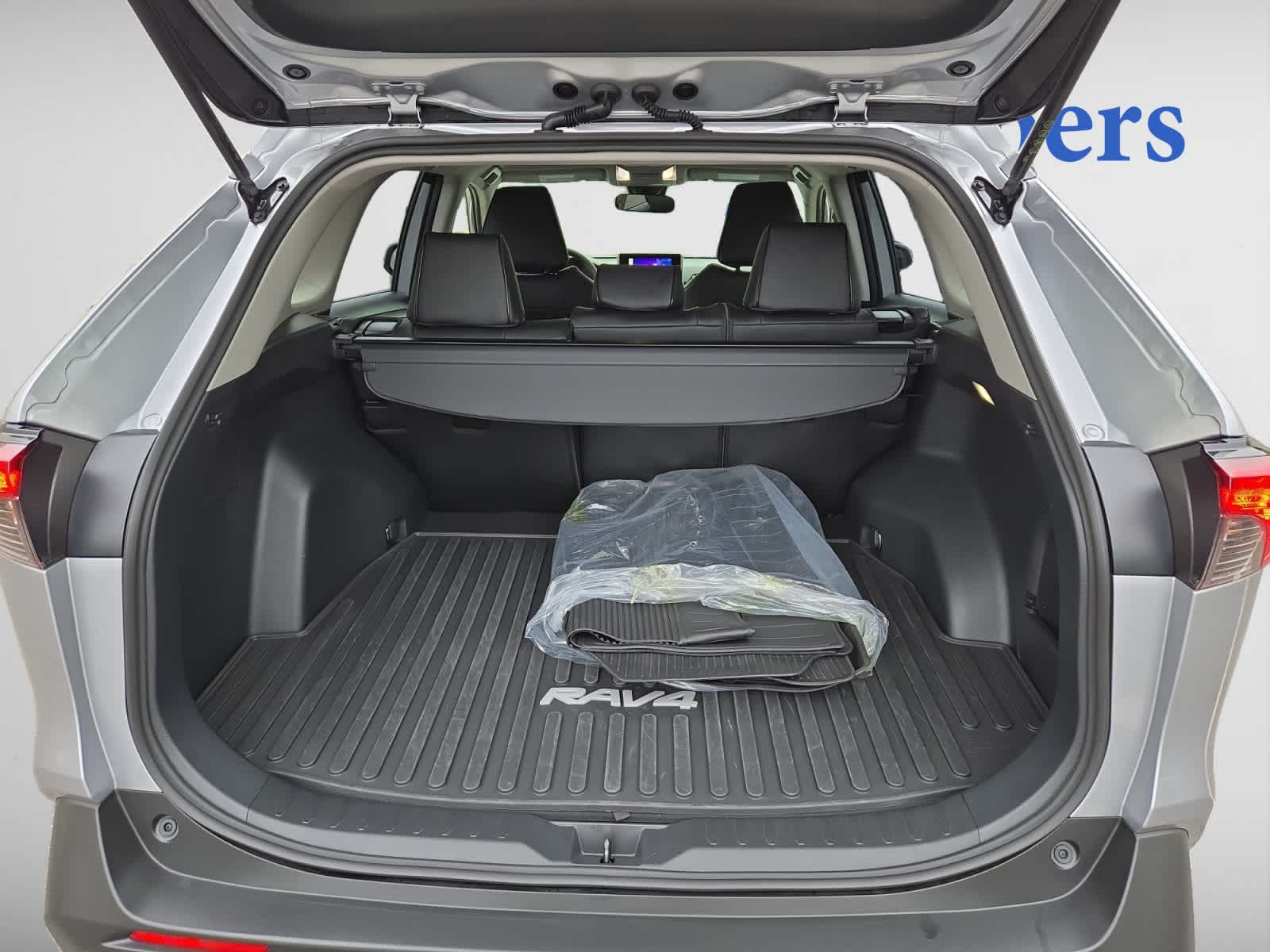 2025 Toyota RAV4 Hybrid LE photo 2