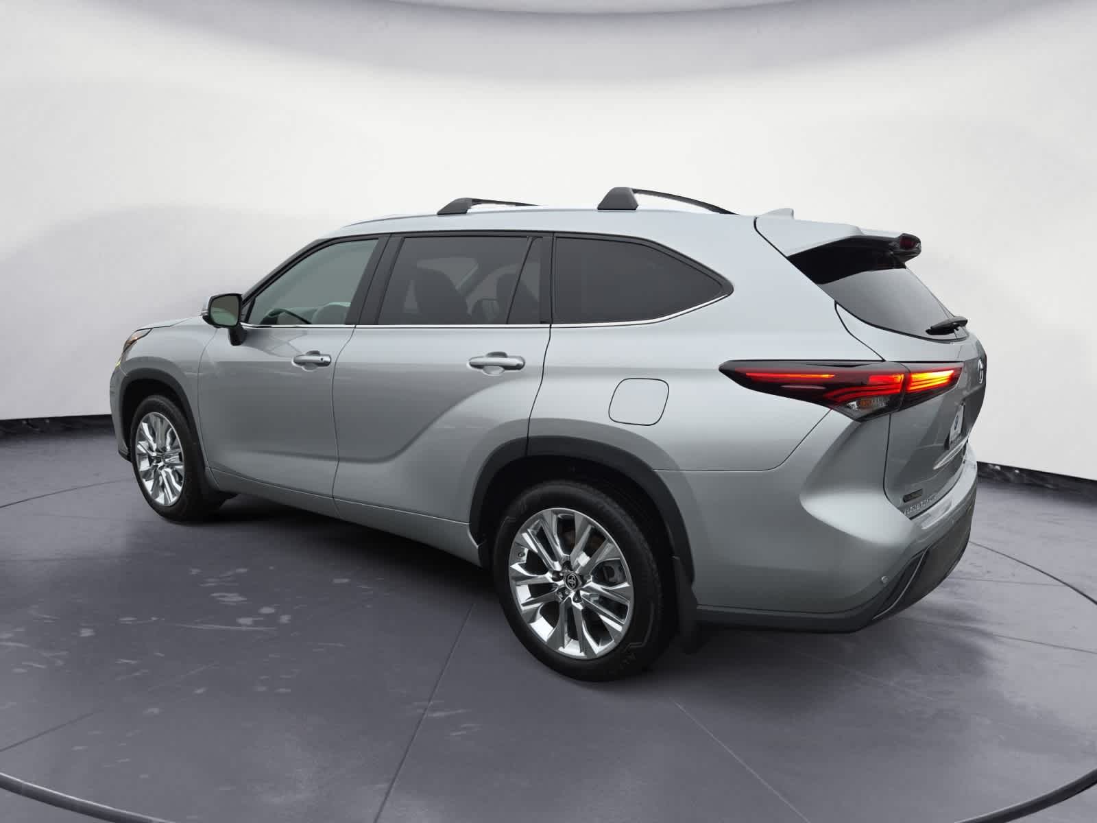 2024 Toyota Highlander Limited photo 3