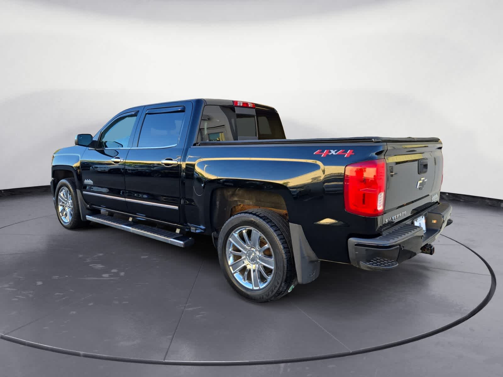 2018 Chevrolet Silverado 1500 High Country photo 2