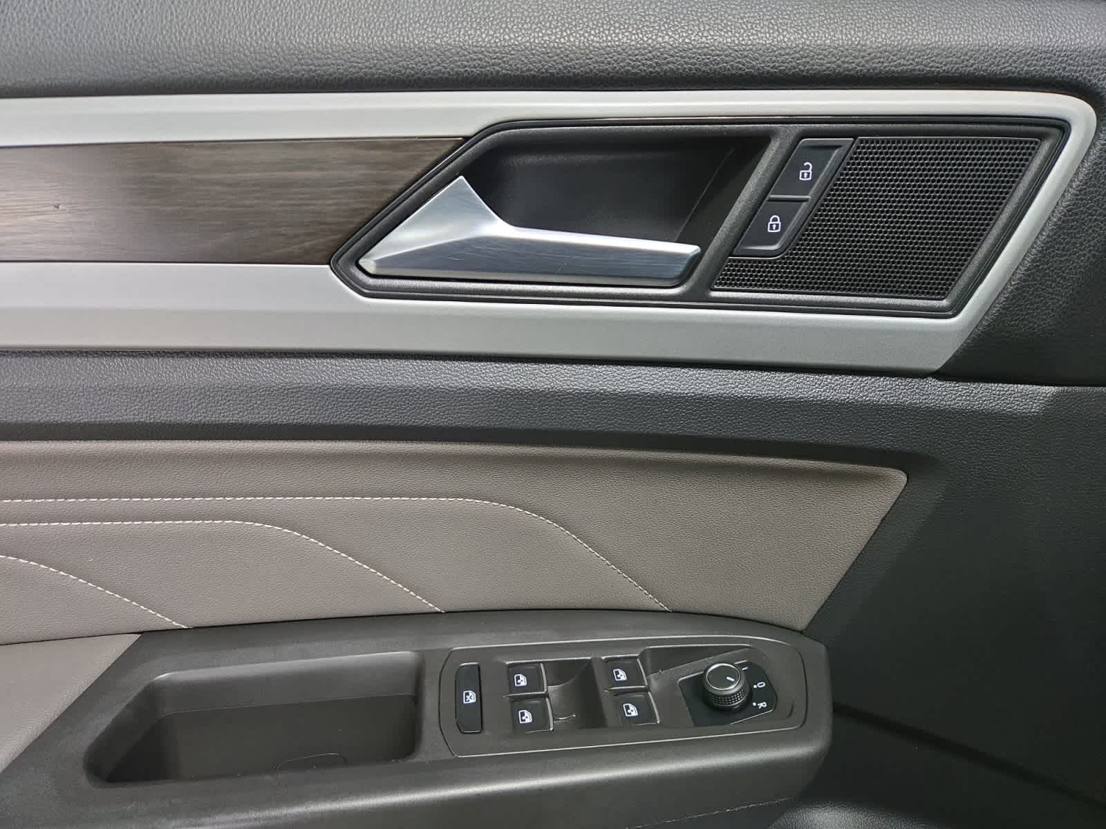 2023 Volkswagen Atlas SE w/Tech - Photo 13