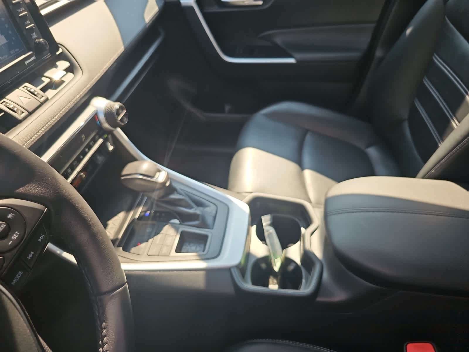 2021 Toyota RAV4 XLE Premium photo 4