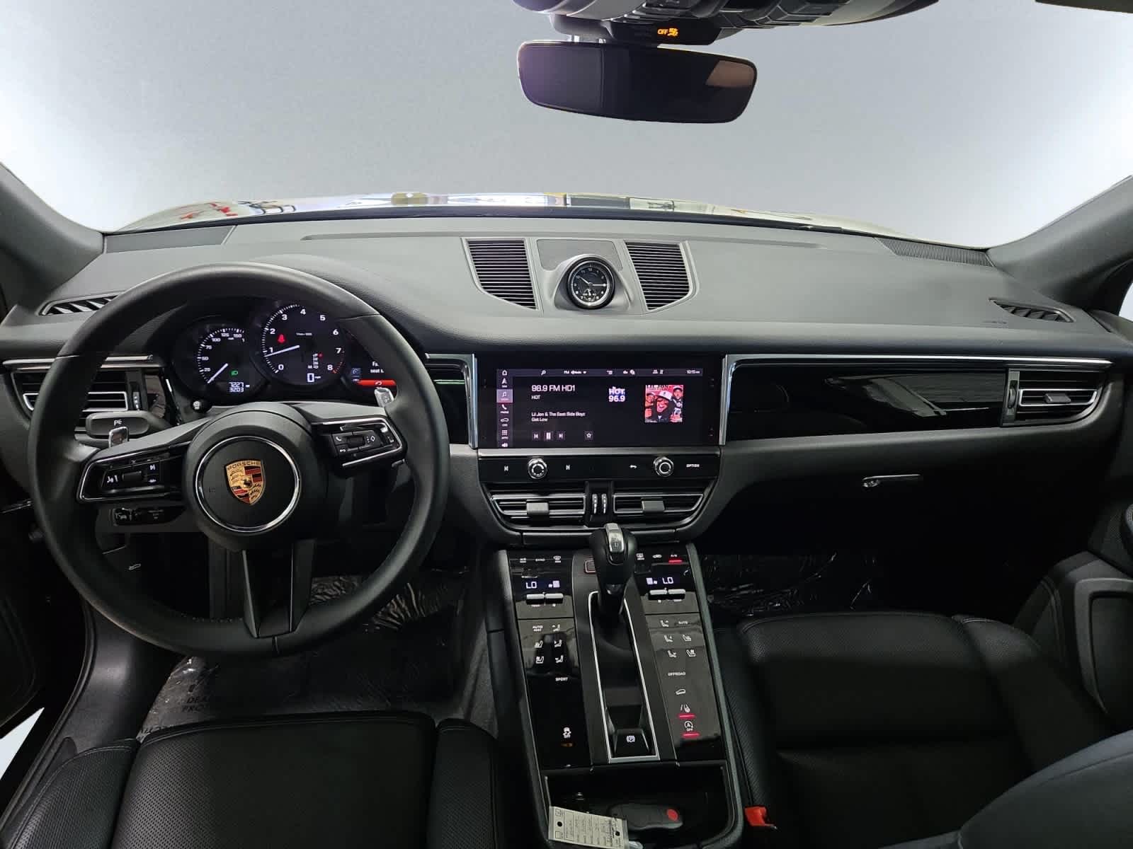 2025 Porsche Macan T - Photo 13