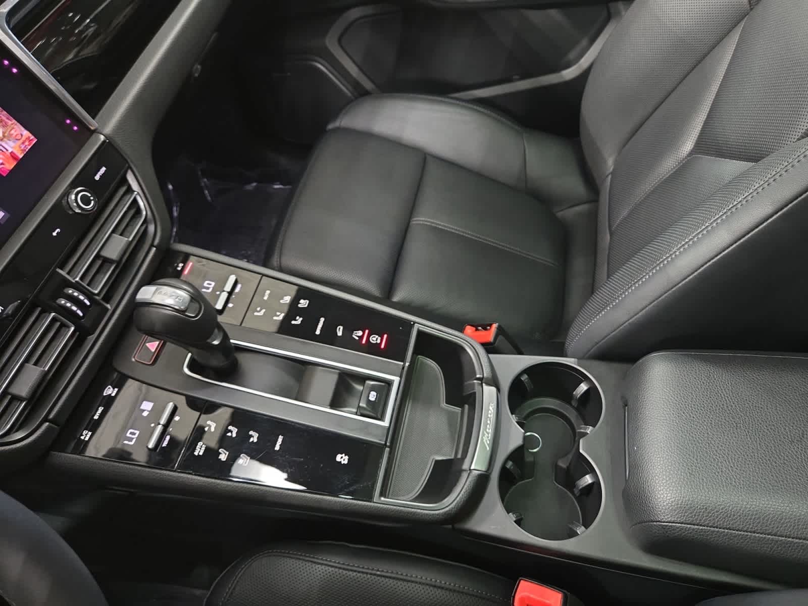 2025 Porsche Macan T - Photo 28