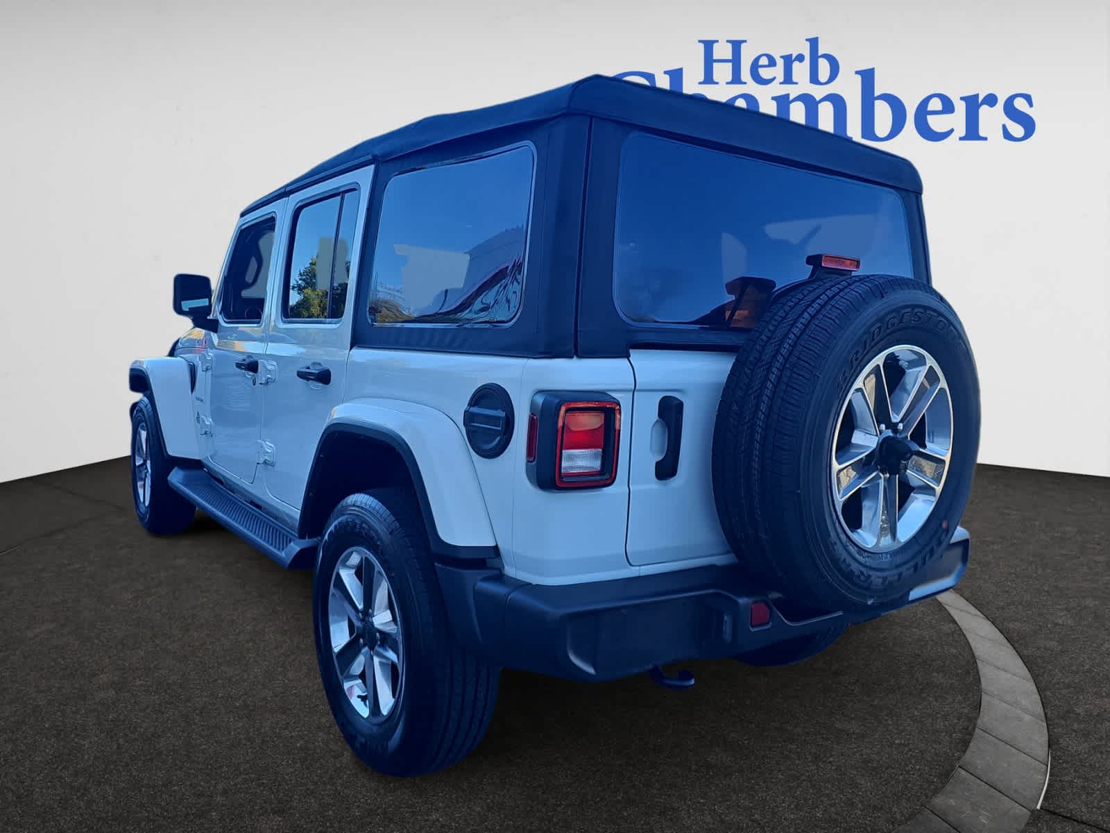 2022 Jeep Wrangler Unlimited Sahara photo 3