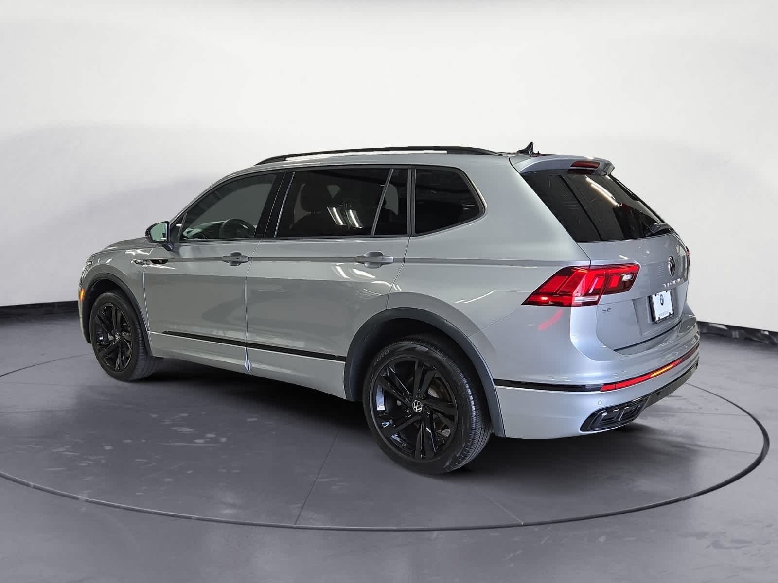 2023 Volkswagen Tiguan SE R-Line Black photo 2