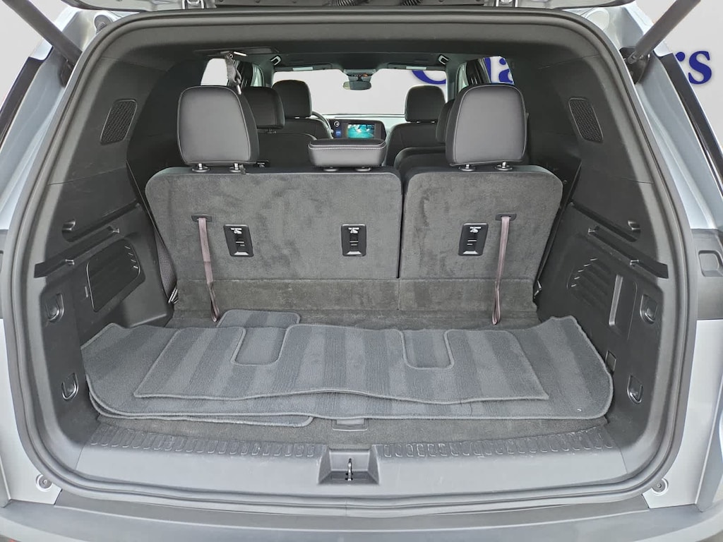 Used 2025 Chevrolet Traverse LT SUV