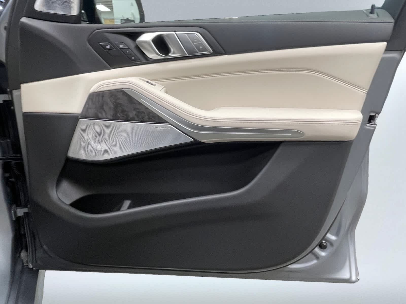 new 2027 BMW X7 car, priced at $133,060