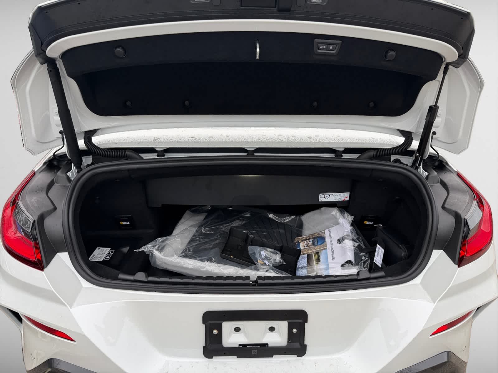 2026 BMW 8 Series M850i - Photo 6