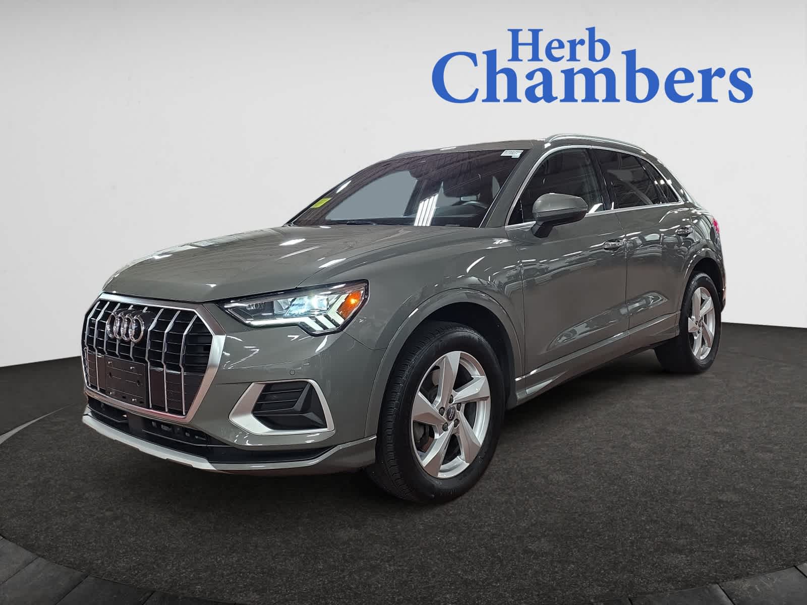 2020 Audi Q3 45 TFSI Premium Plus photo 3