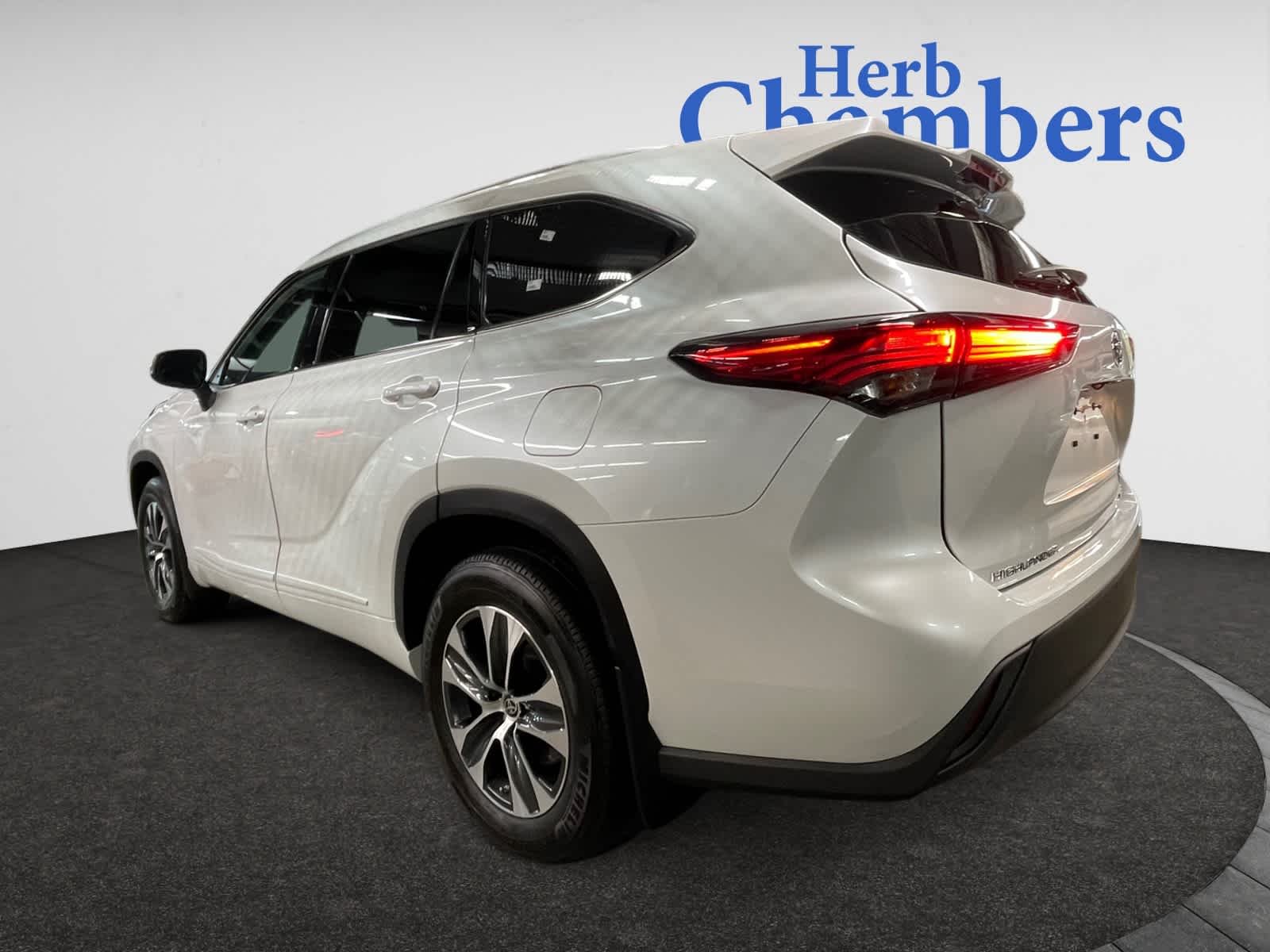 2022 Toyota Highlander XLE photo 4