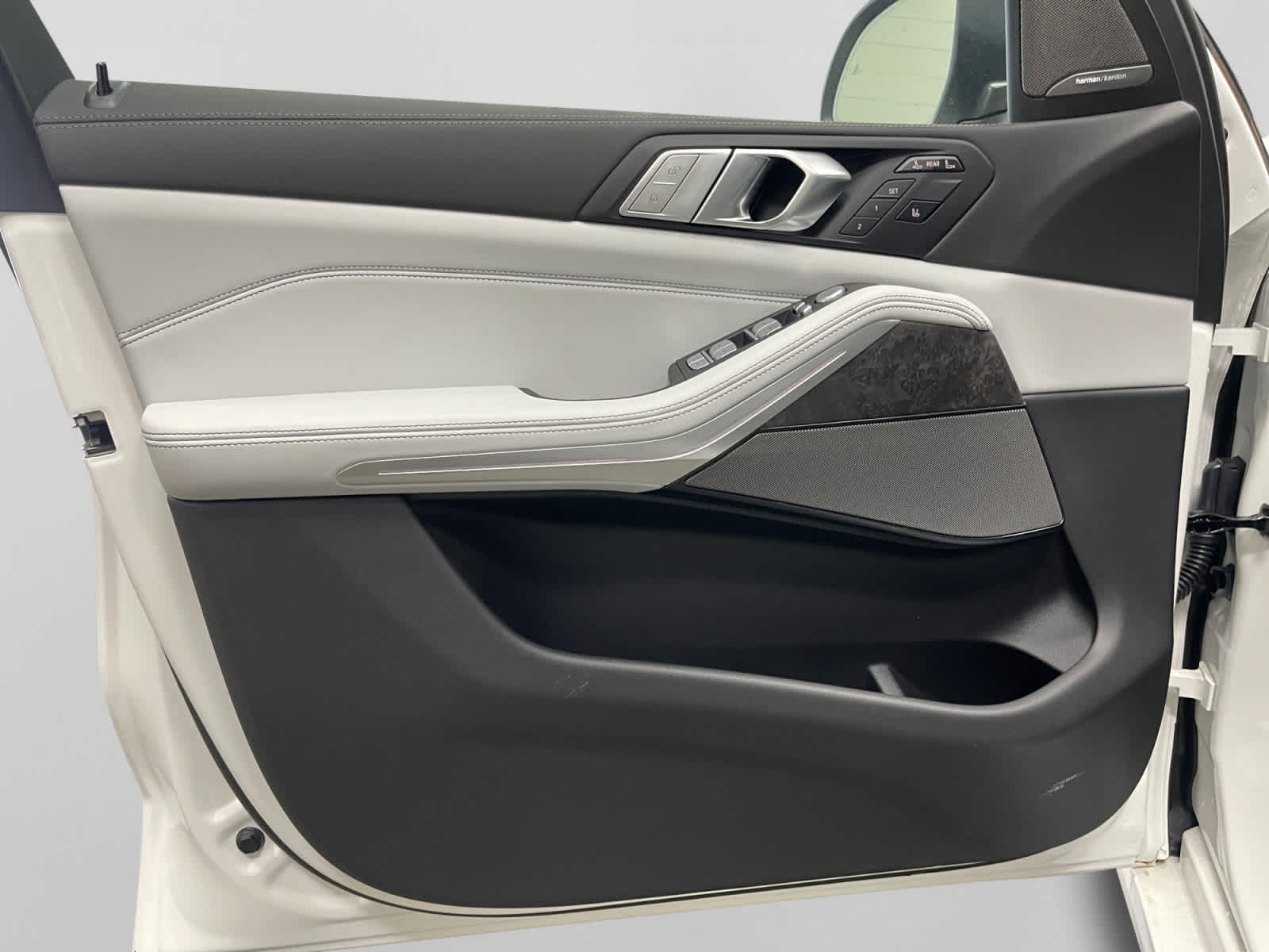 new 2026 BMW X7 car, priced at $95,800