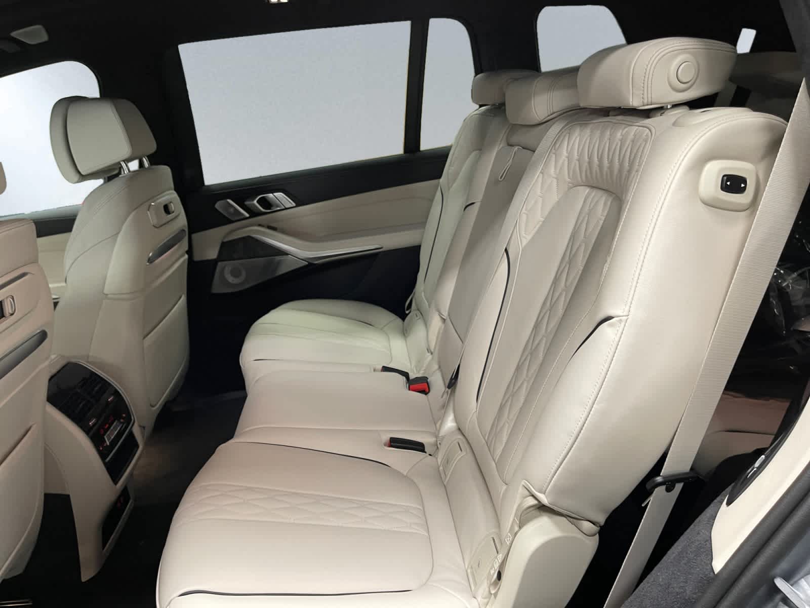 new 2027 BMW X7 car, priced at $133,060
