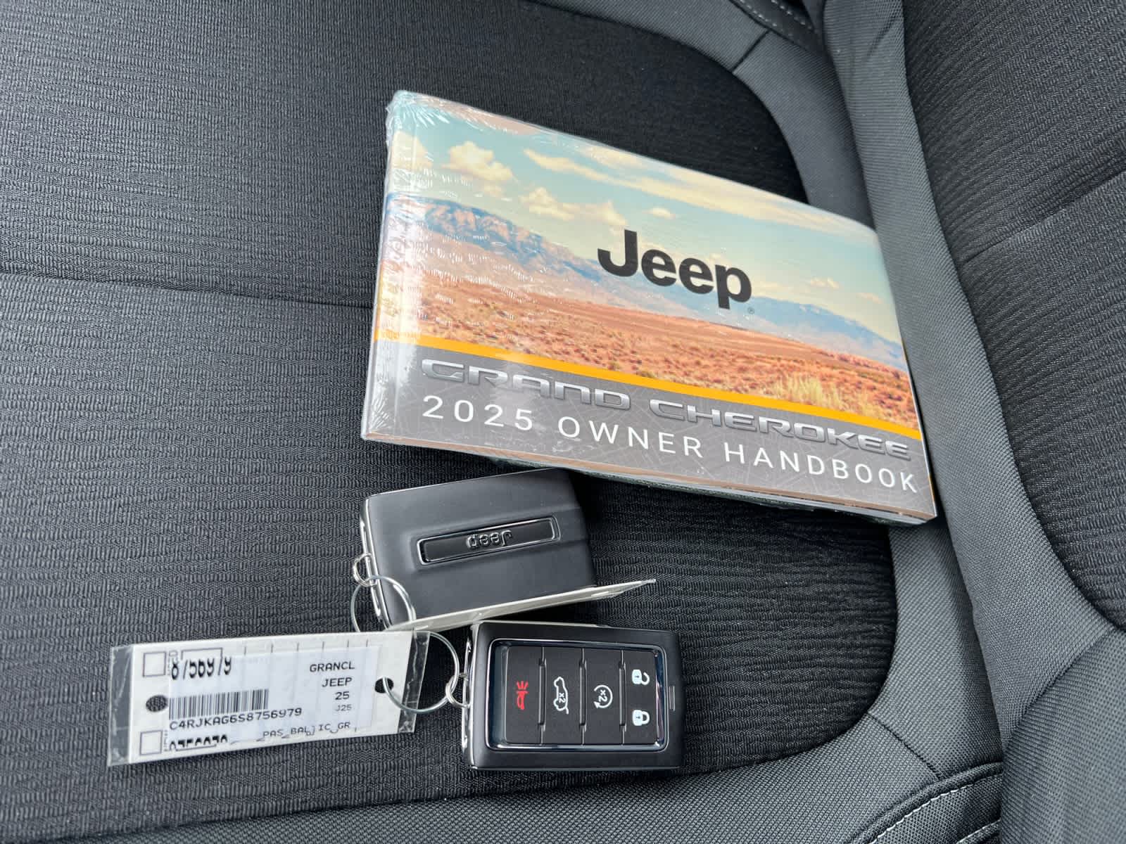 new 2025 Jeep Grand Cherokee car, priced at $43,070