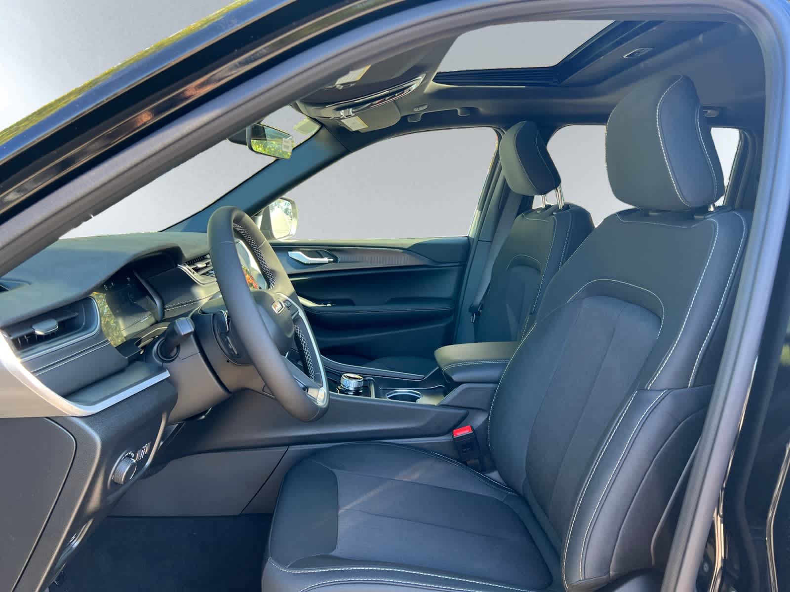 new 2025 Jeep Grand Cherokee car, priced at $38,775