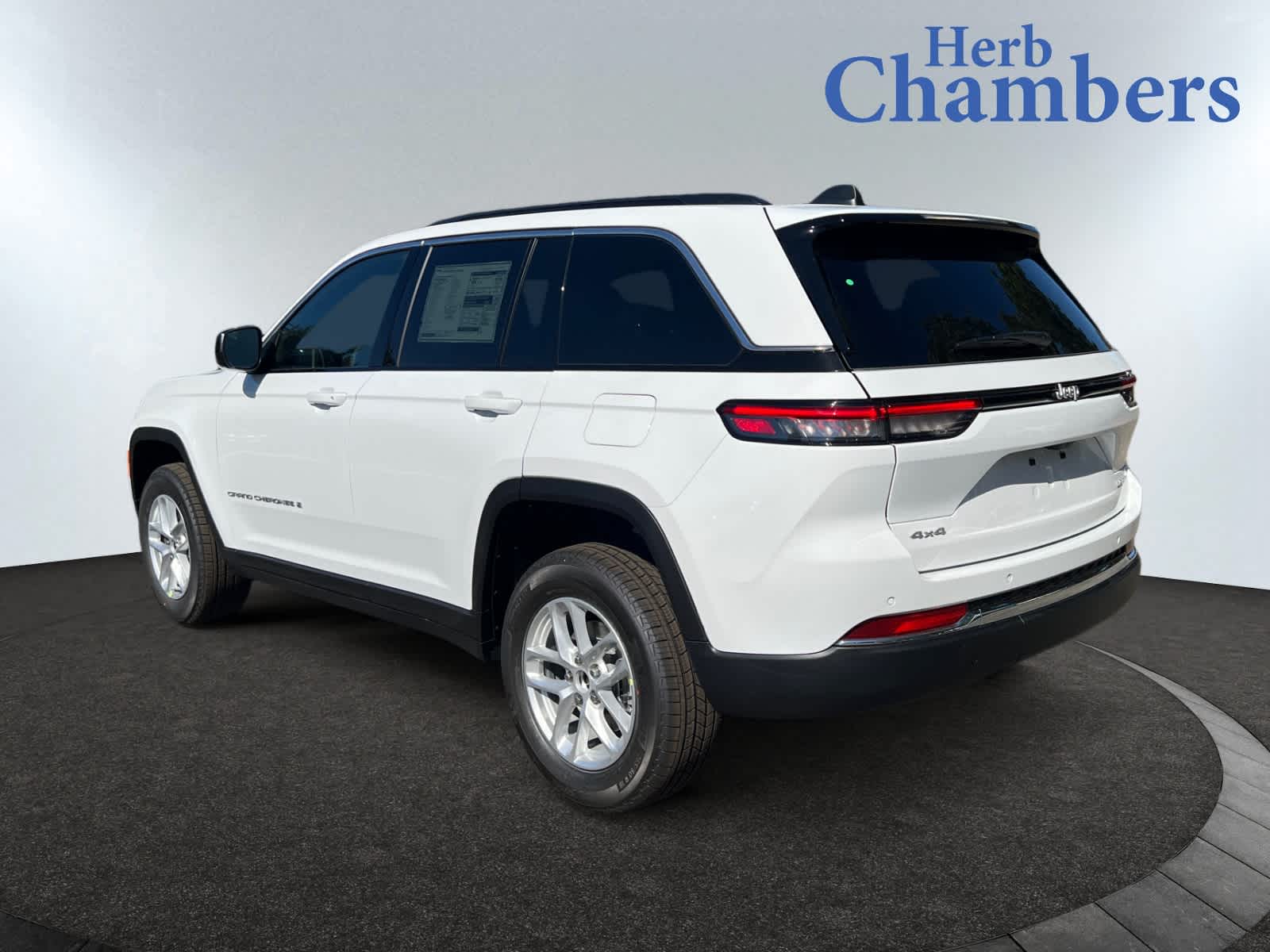 2025 Jeep Grand Cherokee Laredo photo 3