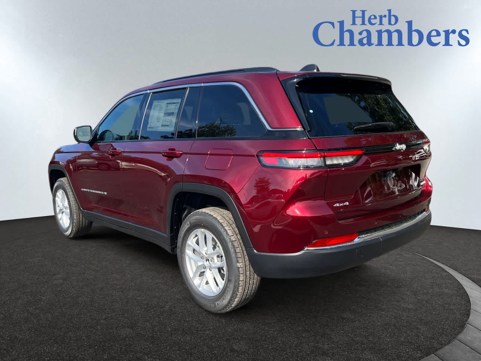 2025 Jeep Grand Cherokee Laredo photo 3