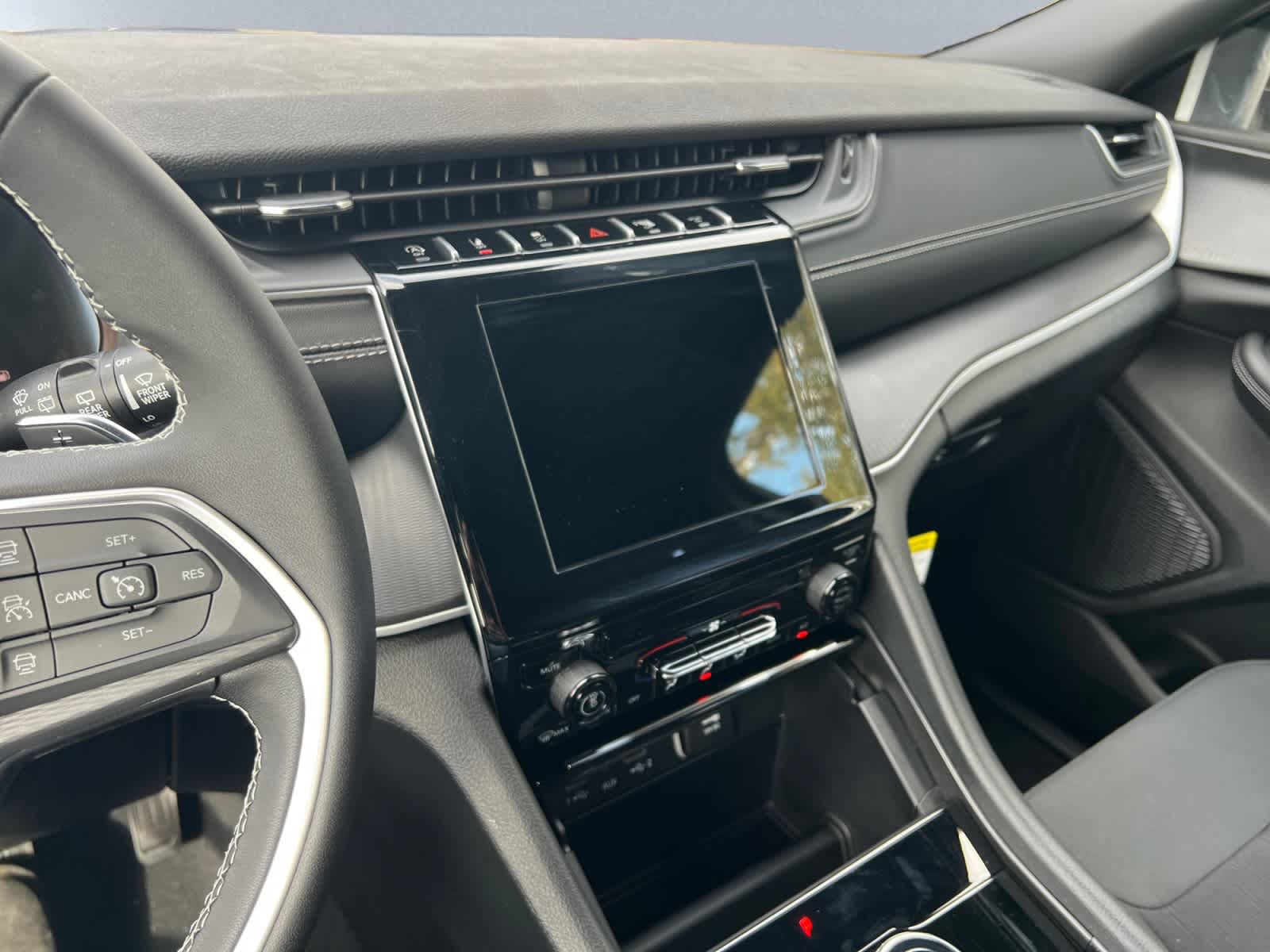 new 2025 Jeep Grand Cherokee car, priced at $38,775