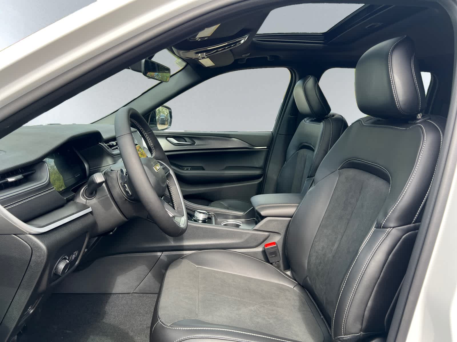 new 2025 Jeep Grand Cherokee car, priced at $45,175