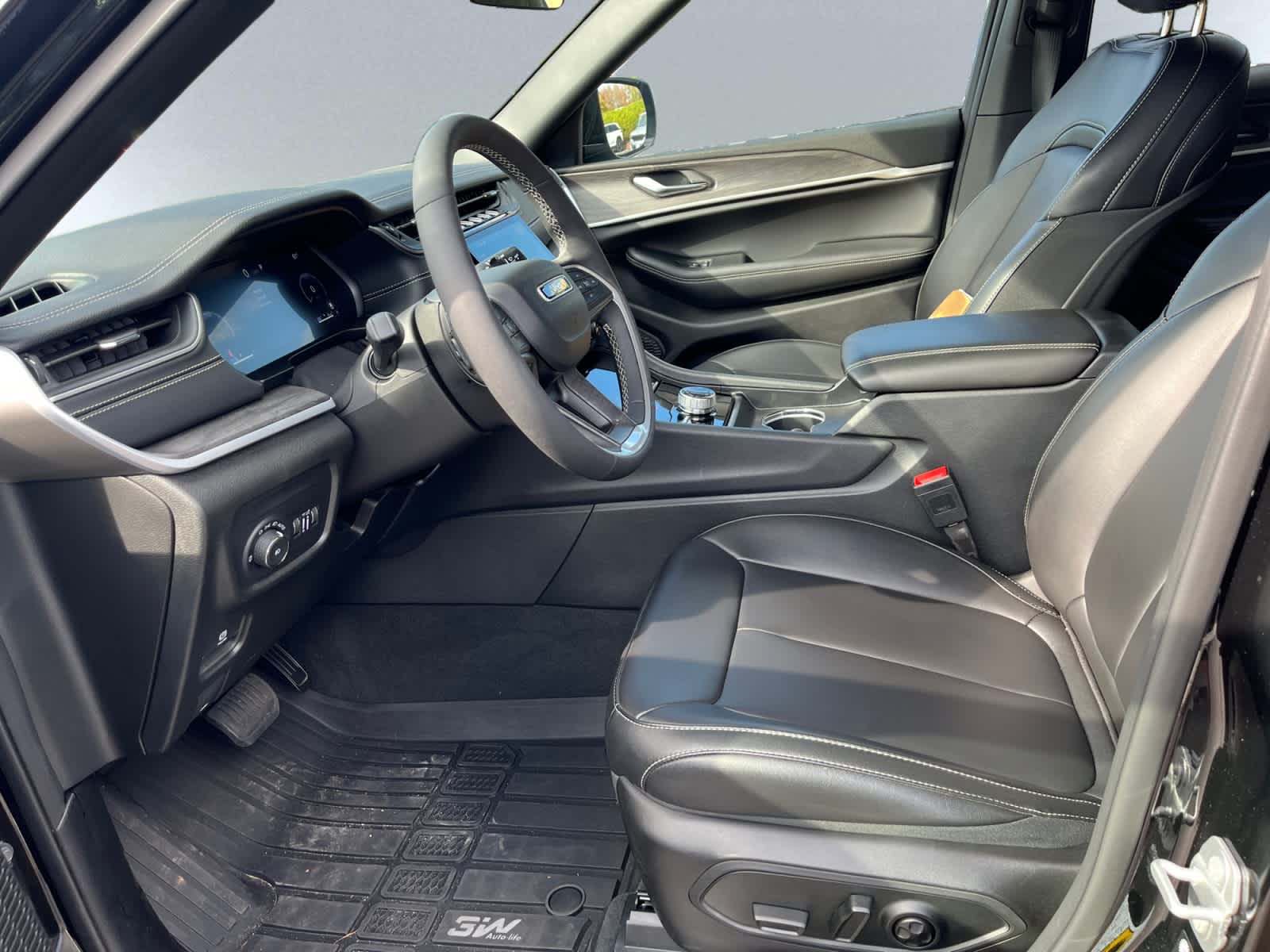 used 2025 Jeep Grand Cherokee L car, priced at $43,397