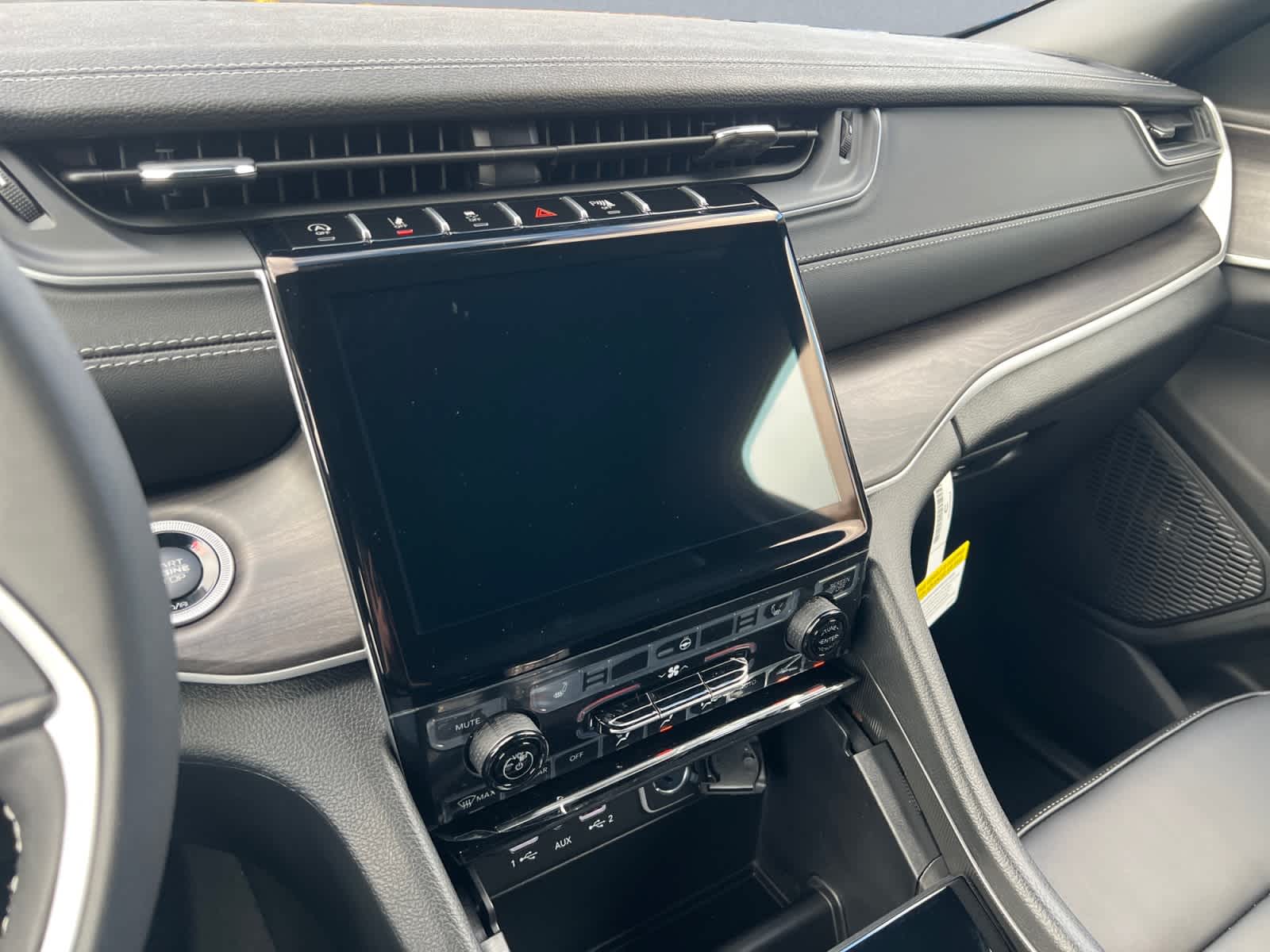 new 2025 Jeep Grand Cherokee car, priced at $48,135