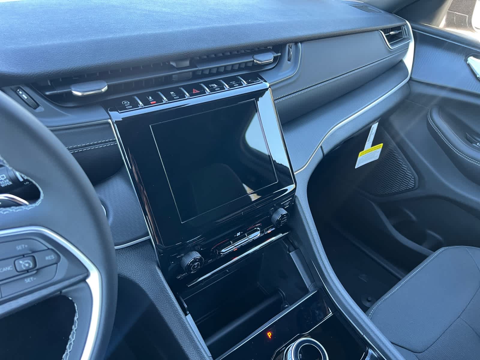 new 2025 Jeep Grand Cherokee car, priced at $38,775