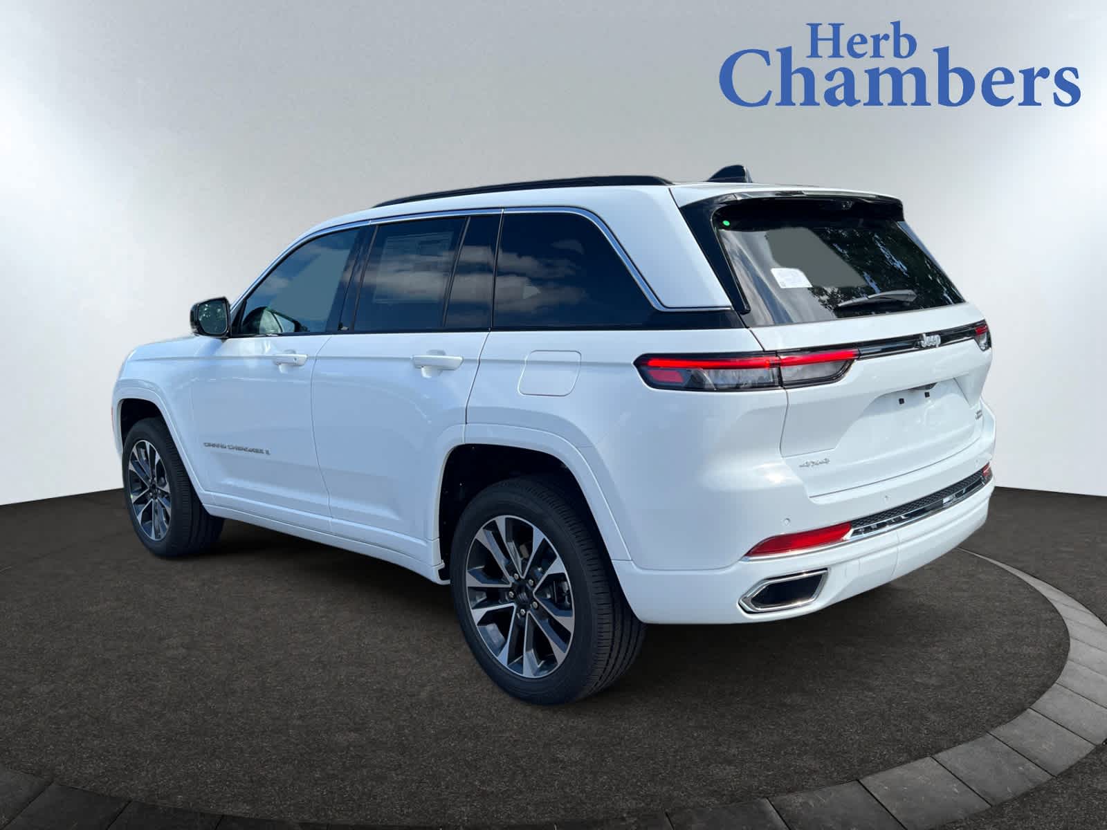 2025 Jeep Grand Cherokee Overland photo 2