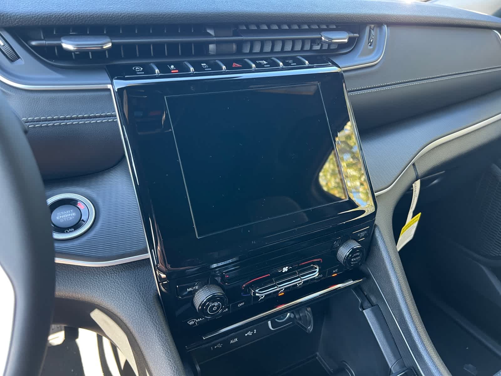 new 2025 Jeep Grand Cherokee car, priced at $38,775