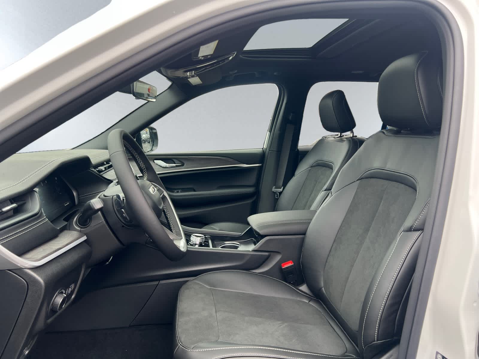 new 2026 Jeep Grand Cherokee car, priced at $47,575