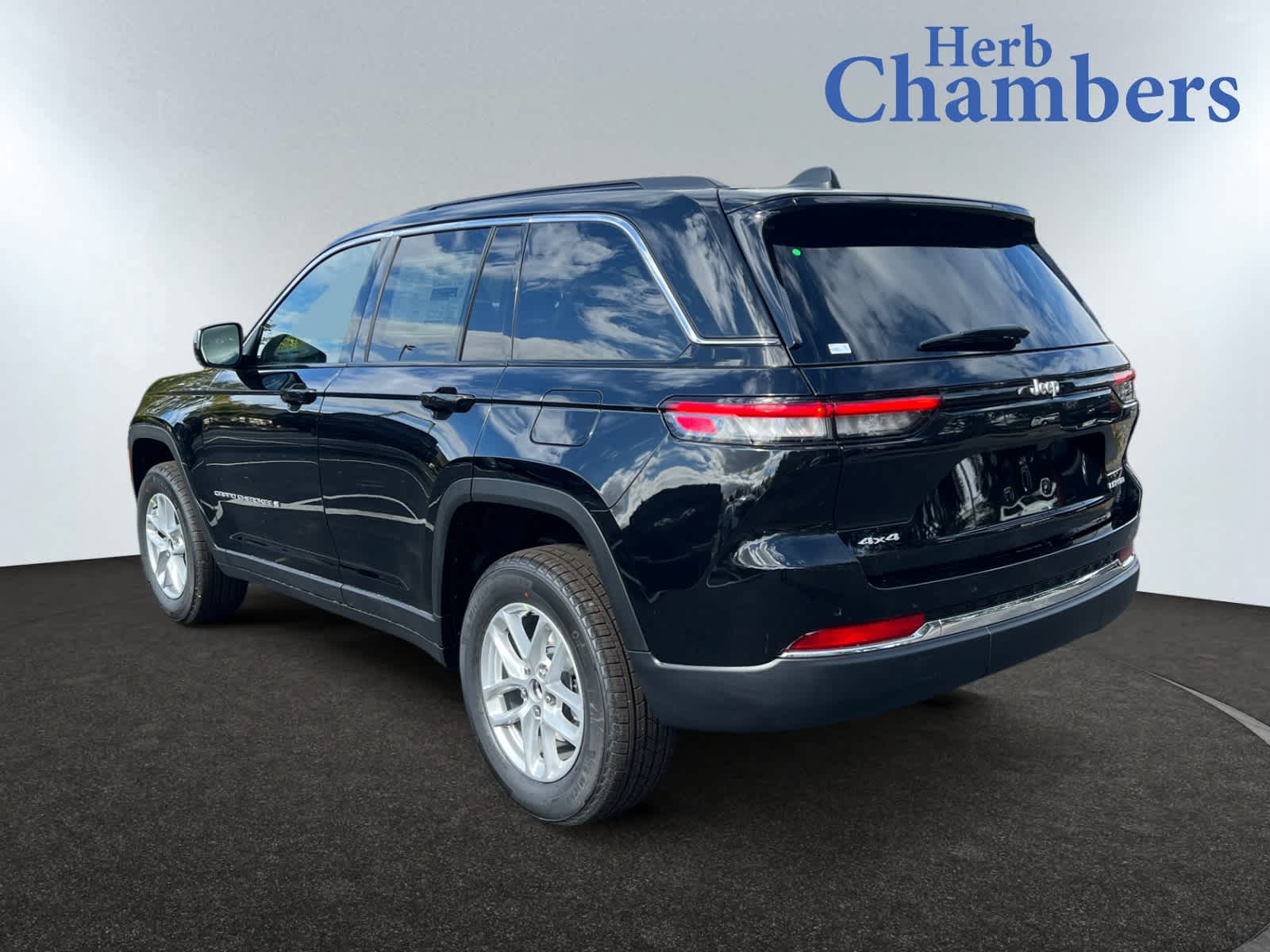 2025 Jeep Grand Cherokee Laredo photo 2