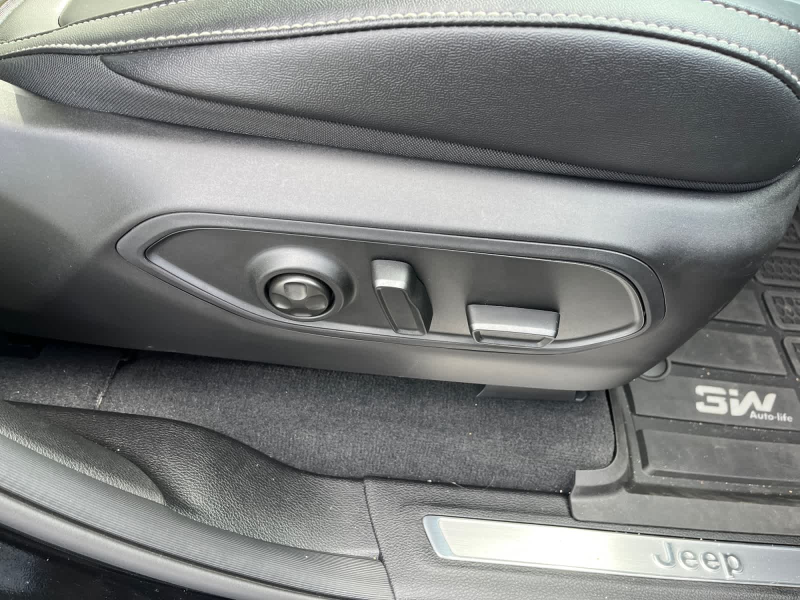 used 2025 Jeep Grand Cherokee L car, priced at $43,397