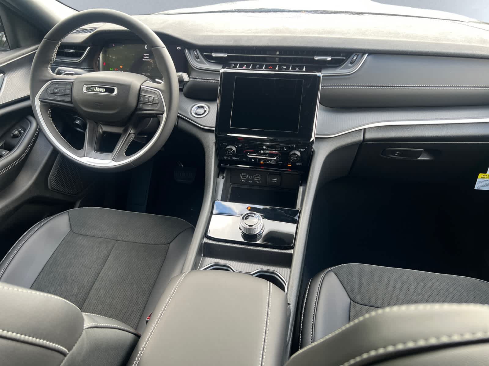 new 2025 Jeep Grand Cherokee car, priced at $44,775