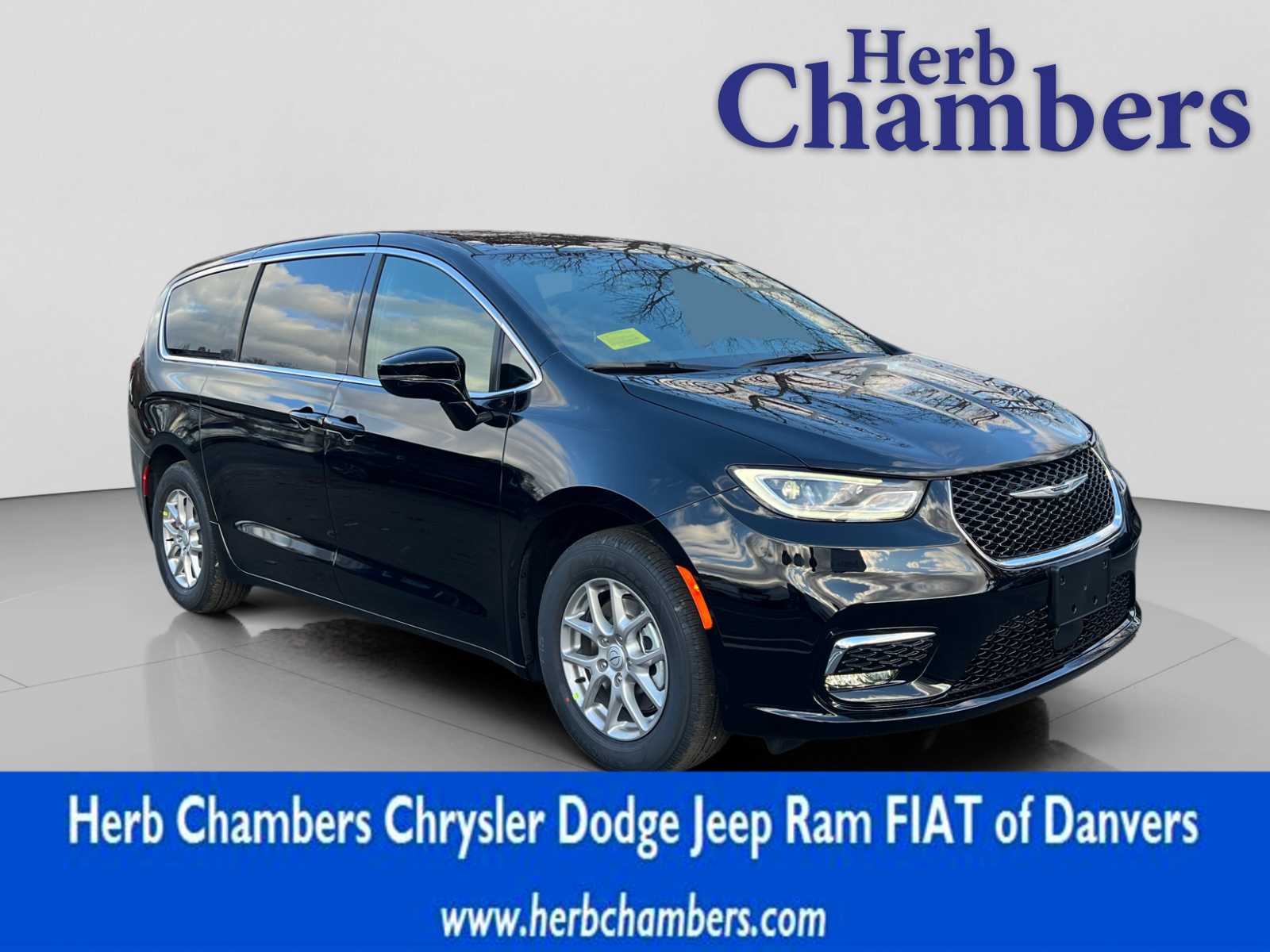 2026 Chrysler Pacifica Select's photo