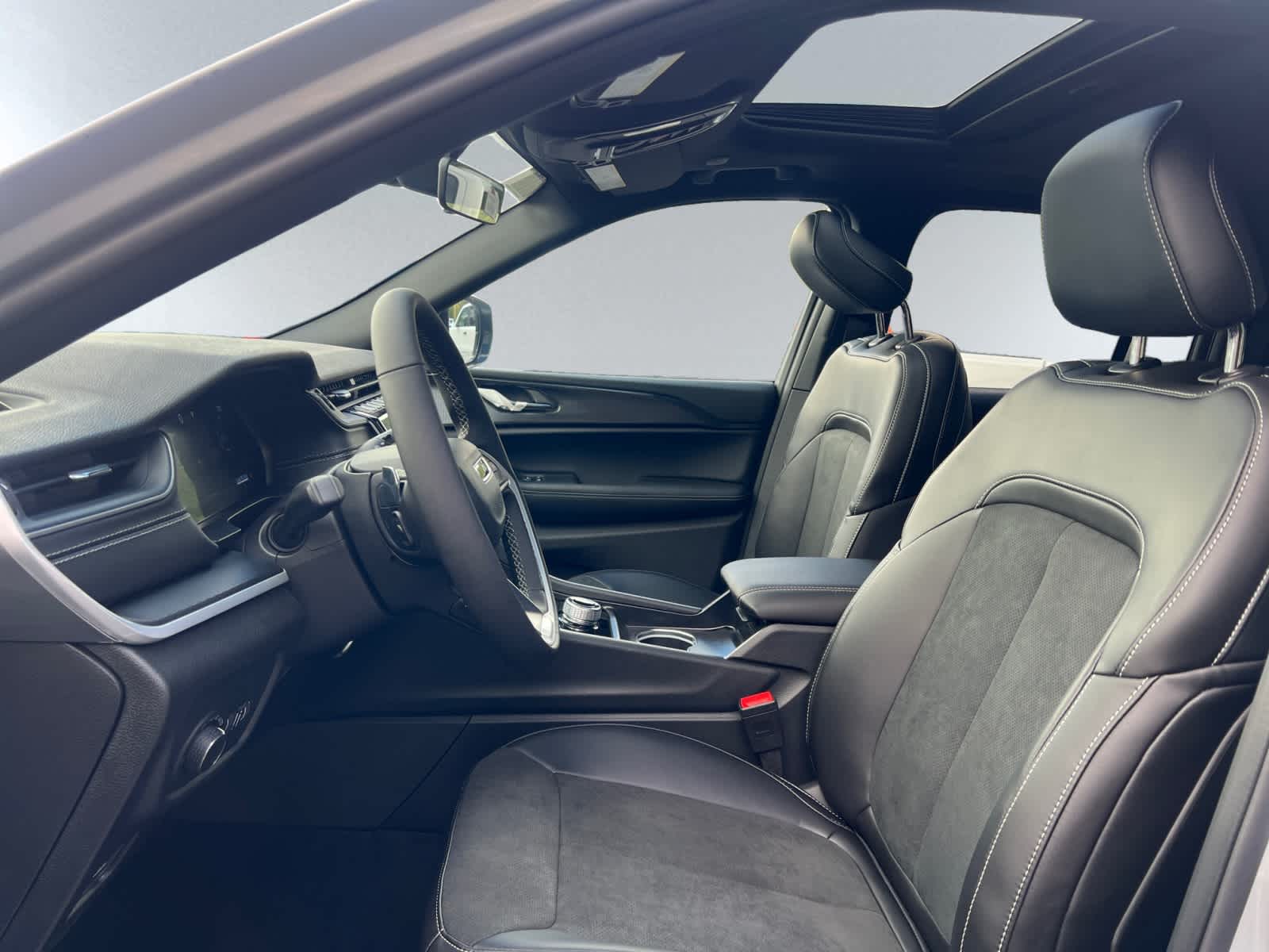 new 2025 Jeep Grand Cherokee car, priced at $44,775