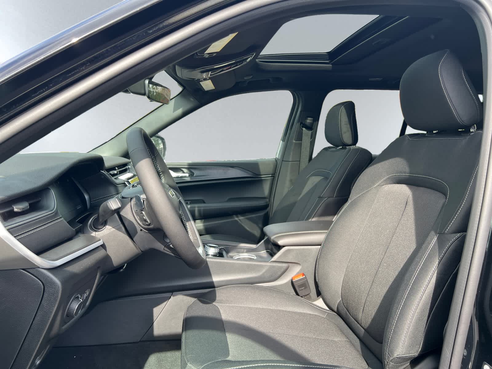 new 2025 Jeep Grand Cherokee car, priced at $38,775