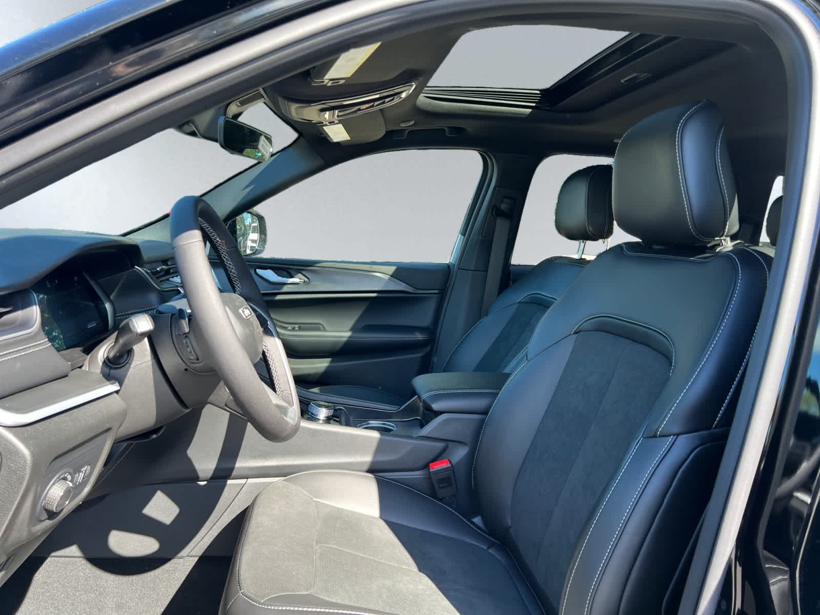 new 2025 Jeep Grand Cherokee car, priced at $45,770