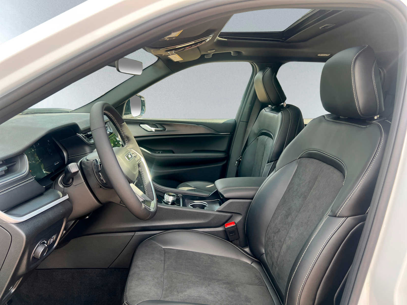 new 2025 Jeep Grand Cherokee car, priced at $44,180