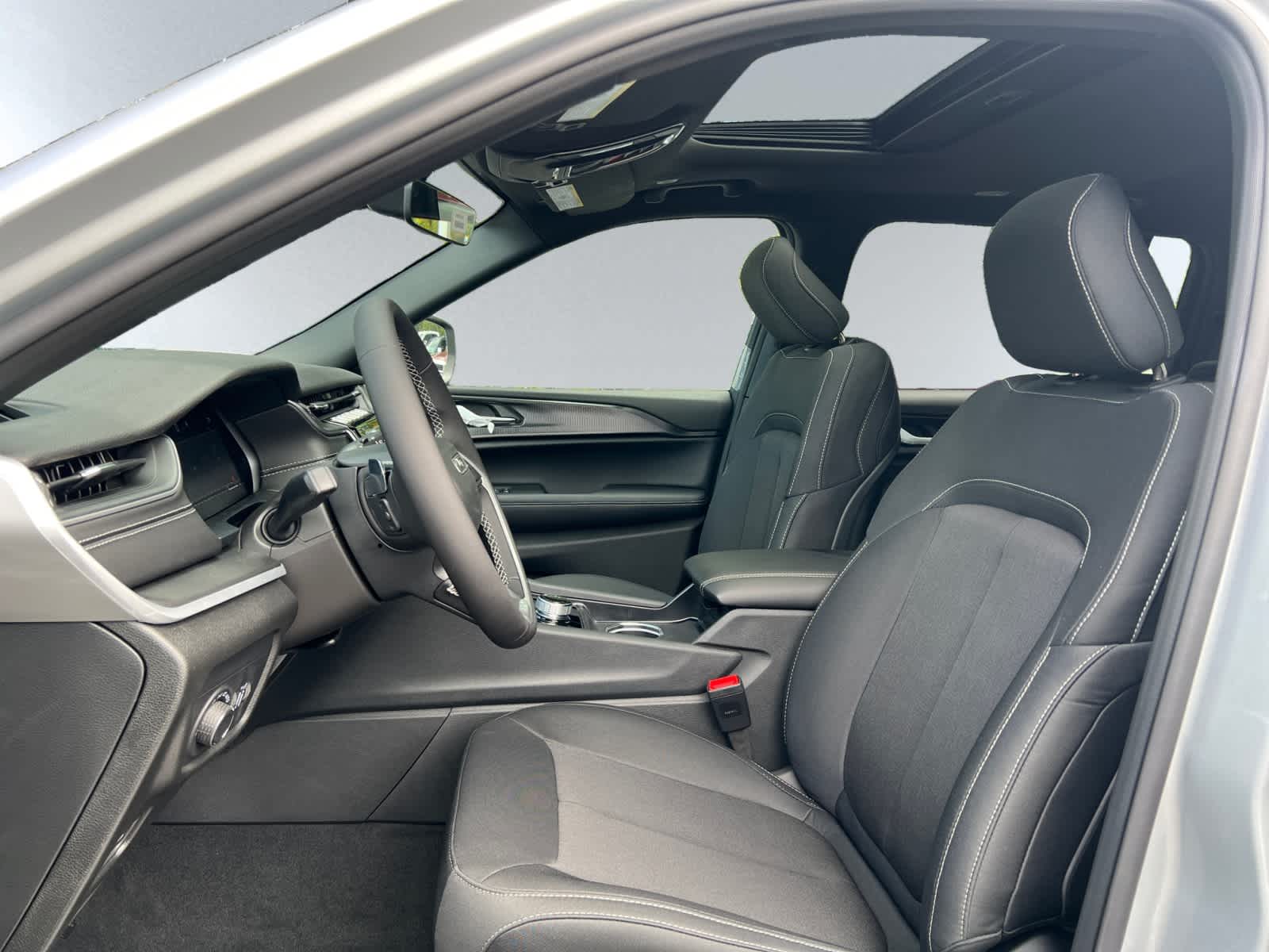 new 2025 Jeep Grand Cherokee car, priced at $40,525