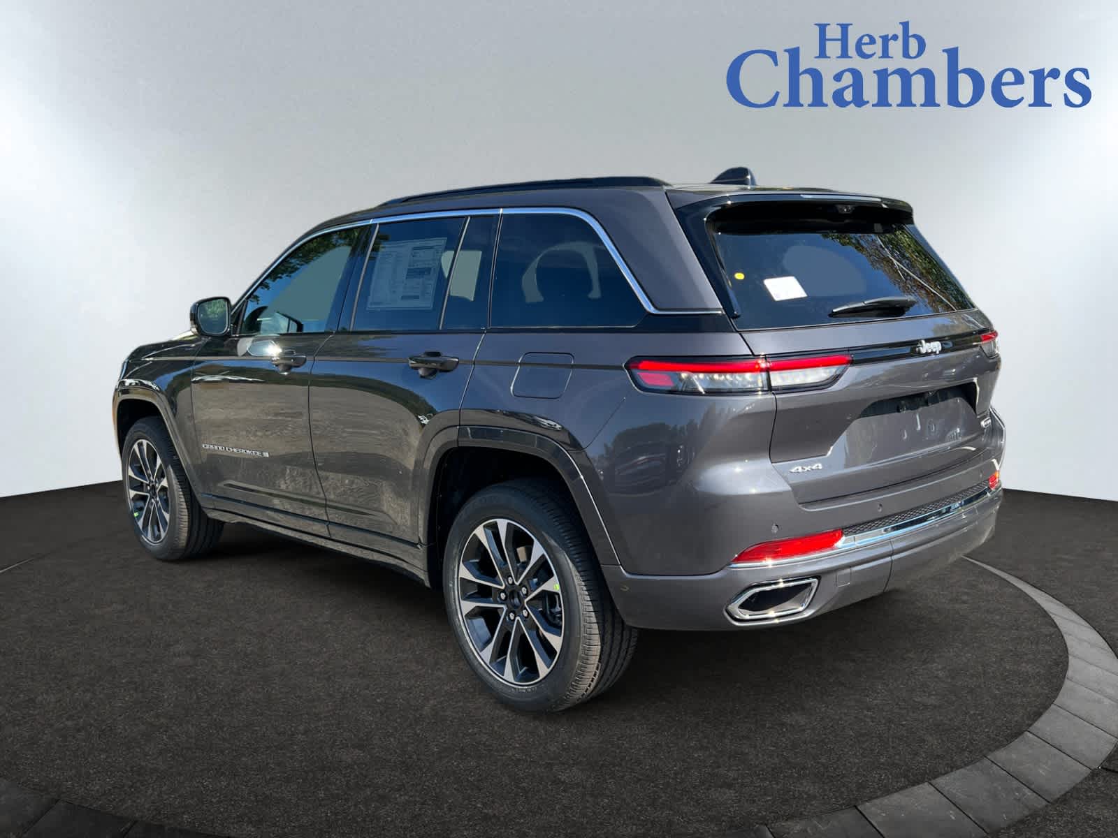 2025 Jeep Grand Cherokee Overland photo 3