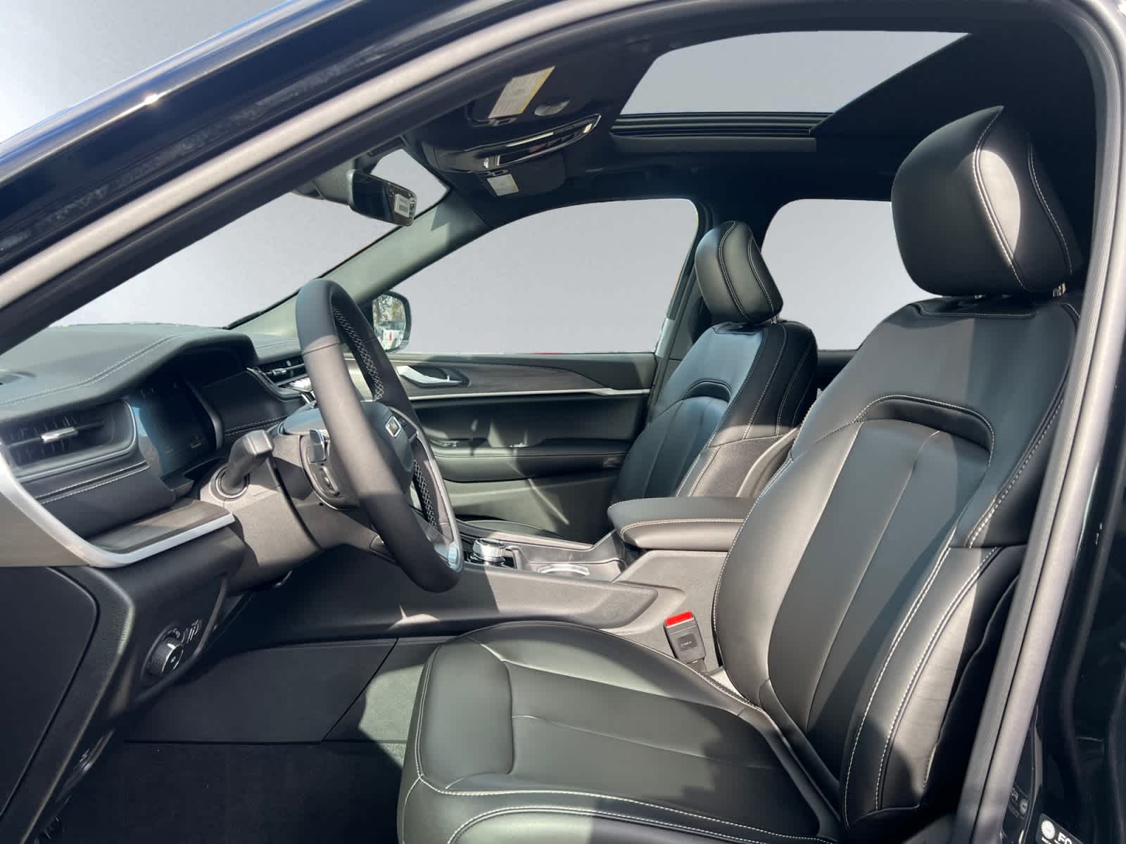 new 2025 Jeep Grand Cherokee car, priced at $48,135