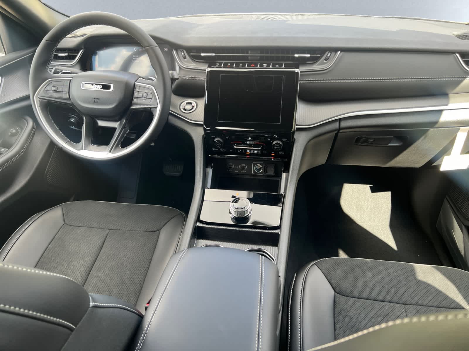 new 2025 Jeep Grand Cherokee car, priced at $44,180