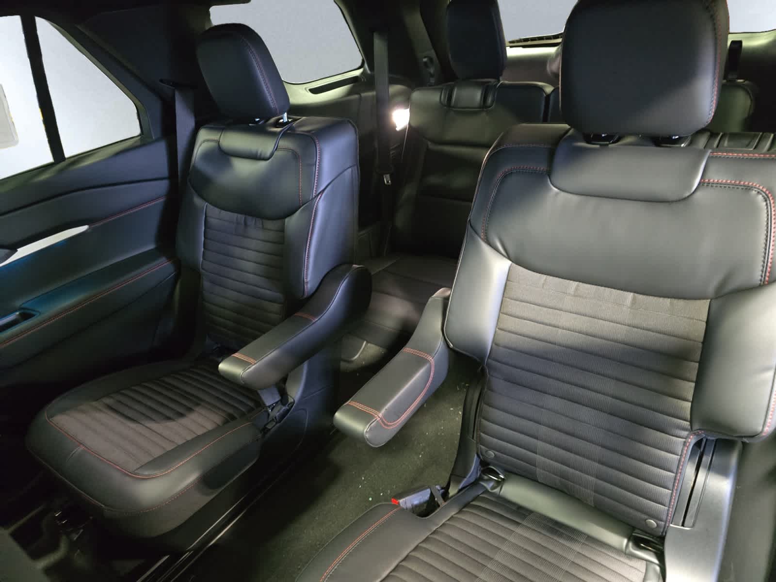 2026 Ford Explorer ST-Line - Photo 17